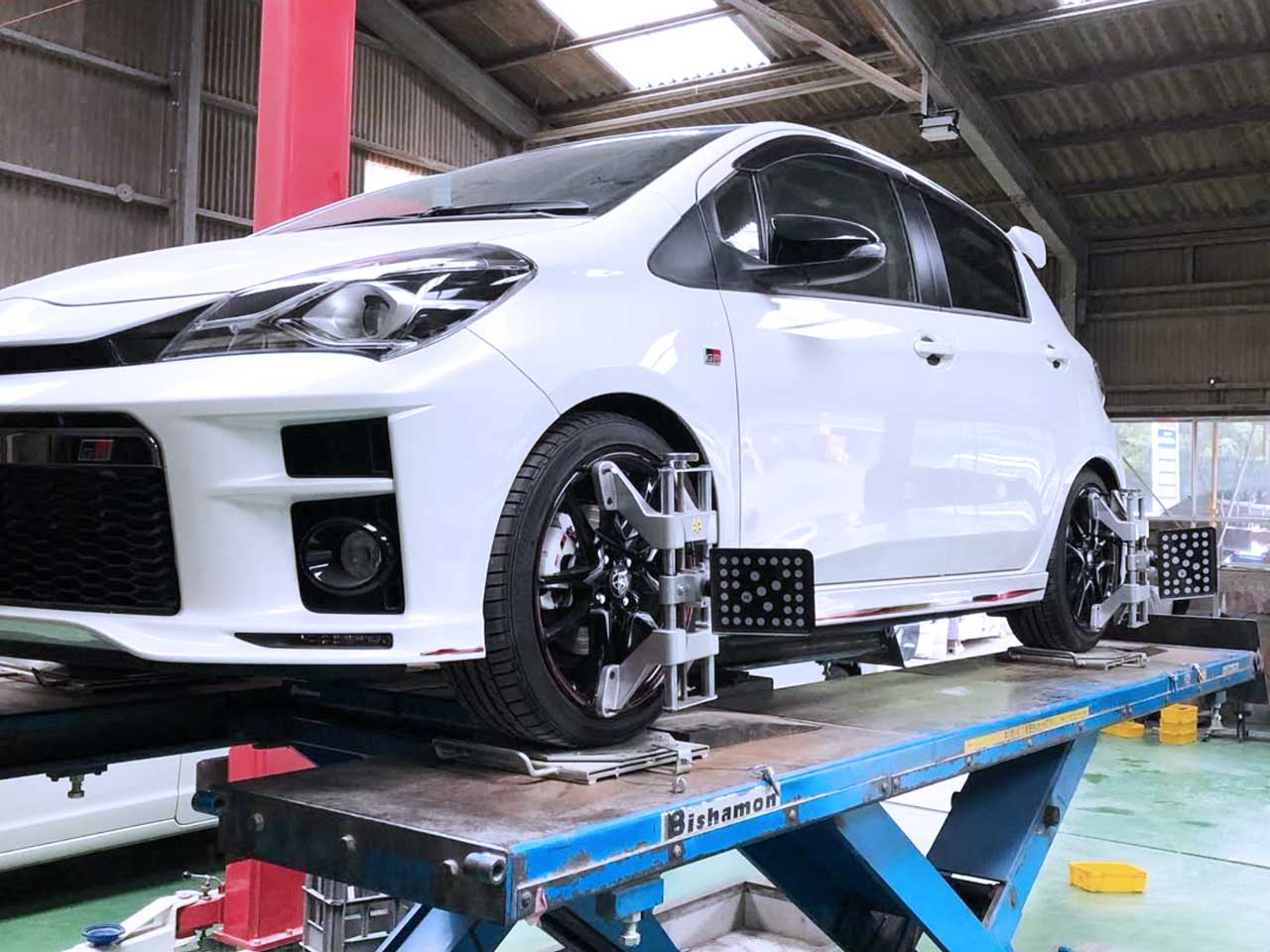 四輪アライメント作業