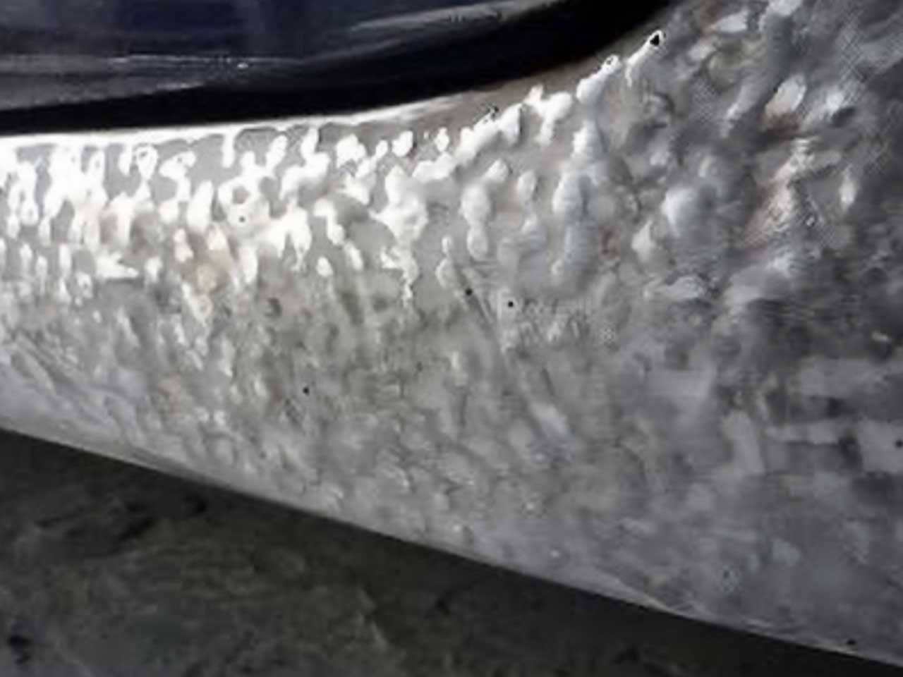 パテを厚塗りしている鈑金の例