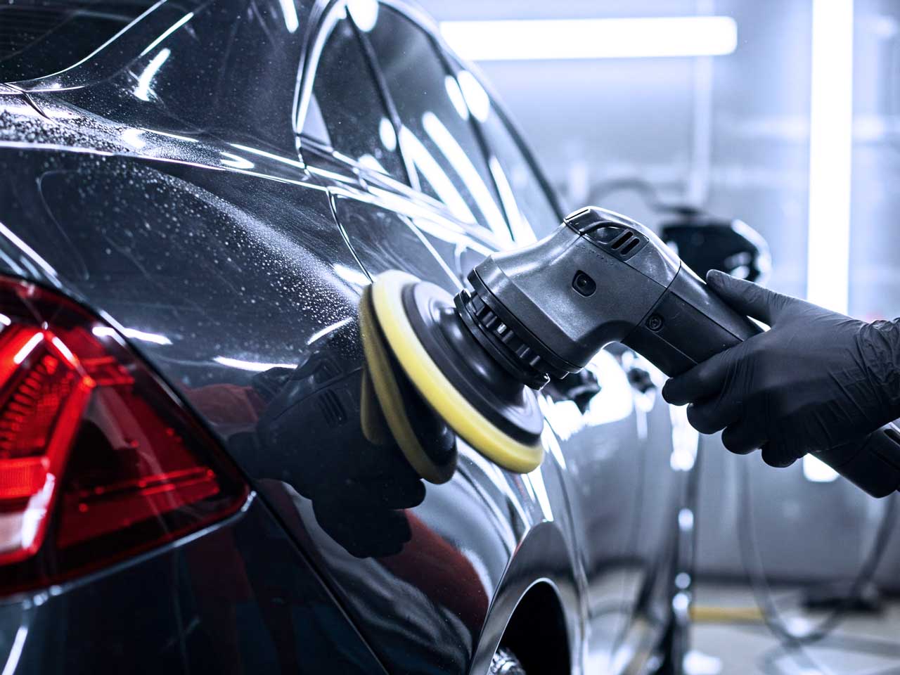 ポリッシャーで磨いているところ